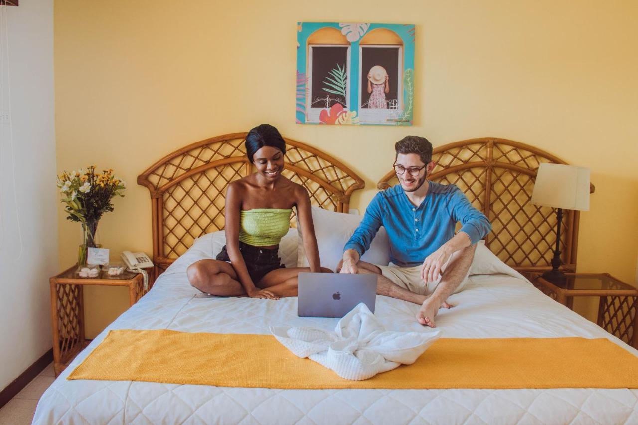 Hotel Santana Flores Extérieur photo